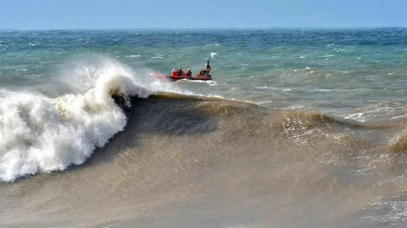 O mar estará bem mais calmo amanhã.   Foto Rui Silva/Aspress