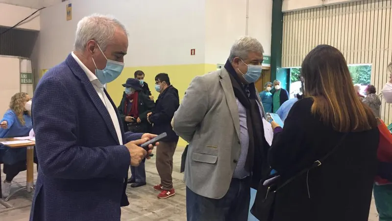 Pedro Ramos (esq.) visitou o Centro de Vacinação do Funchal ontem e hoje.
