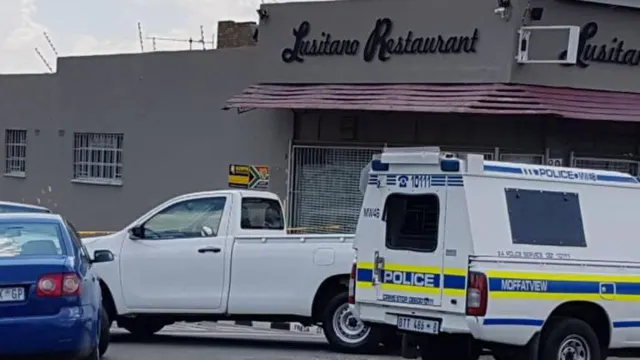 A Polícia vedou o acesso ao restaurante Lusitano, em Regents Park, Joanesburgo, na manhã desta quarta-feira. Foto Southern Courrier
