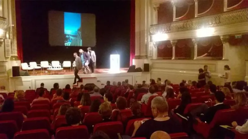 A conferência decorre esta tarde no Teatro Baltazar Dias.