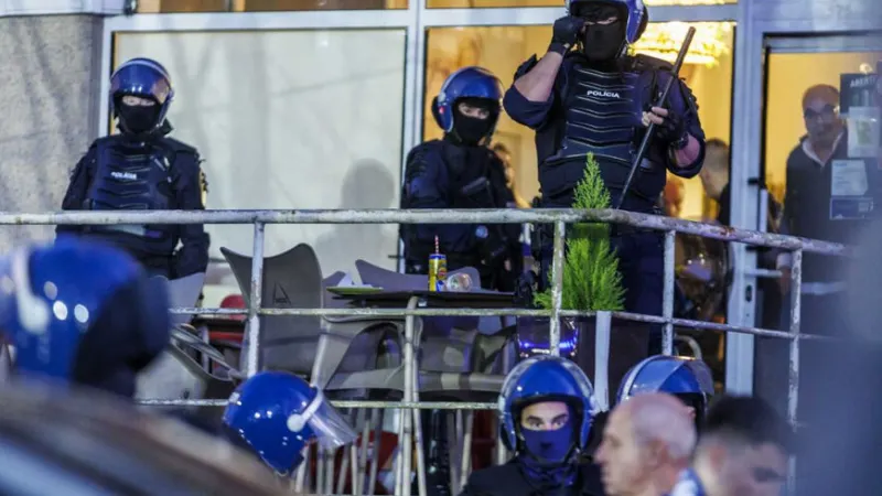 A polícia anti-motim teve de intervir para separar adeptos em confronto.