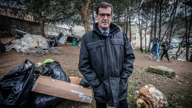 Rui Moreira percorre o local após a Polícia Municipal do Porto ter procedido à remoção de tendas no acampamento localizado na zona da Pasteleira, habitualmente utilizado por toxicodependentes, foco de insegurança associado ao consumo de droga, Porto, 06 de Janeiro de 2023.<br>