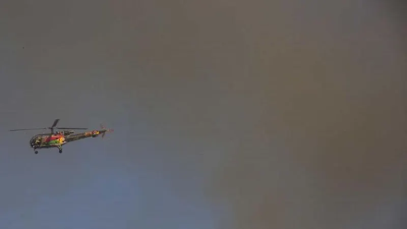 Um helicóptero accionado para o combate a um incêndio no concelho de Alijó, distrito de Vila Real, caiu esta tarde, mas o piloto “está bem”.