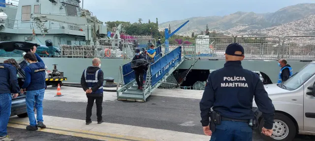 Os fardos com a cocaína transportados pelas autoridades.