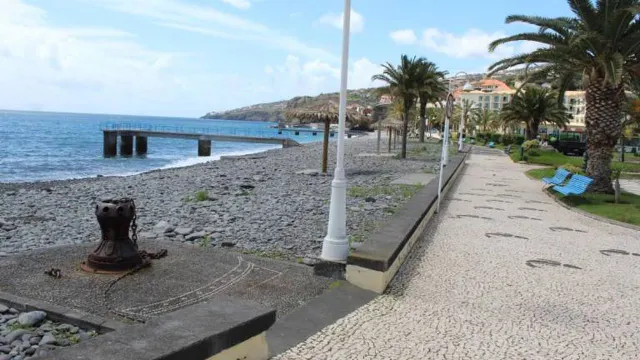 Em Santa Cruz é possível aceder à praia e ao passeio marítimo.