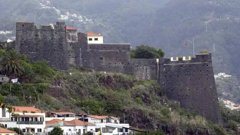 Edifícios como este estão isentos de pagar IMI. Os restantes prédios (privados) classificados dependerão da vontade dos municípios.   Foto Arquivo