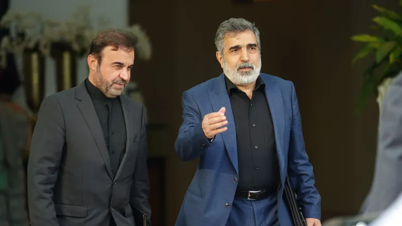 Ministro dos negócios estrangeiros iraniano, Reza Najafi, e porta-voz da agência atómica do Irão, Behrouz Kamalvandi, representa o país nas negociações em Viena. Foto EPA/HEINZ-PETER BADER