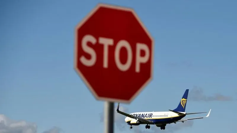 Alguns aviões da Ryanair, com destino ao Porto, viram-se obrigados a divergir, já esta noite