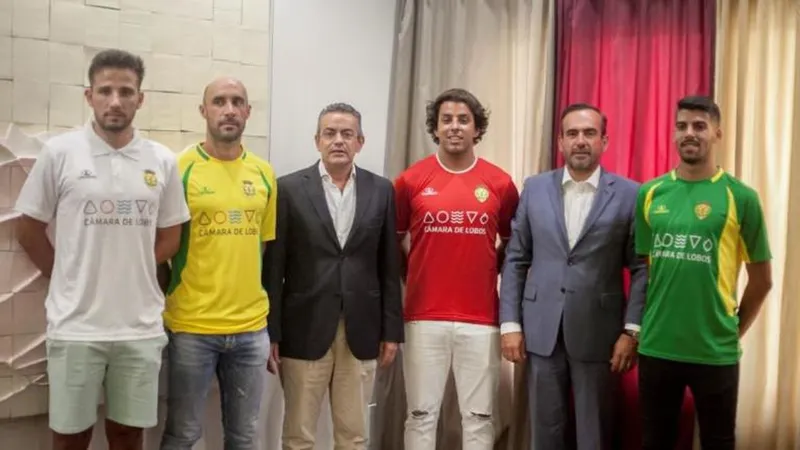 Na mesma sessão foram apresentados os novos equipamentos desportivos com que os atletas do clube se apresentarão nas competições.