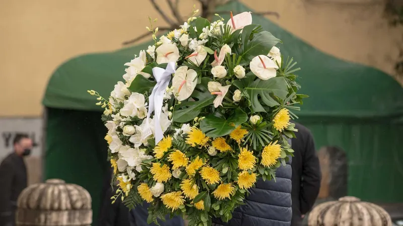 O funeral de Carlos do Carmo realiza-se hoje, na Basilica da Estrela, em Lisboa.