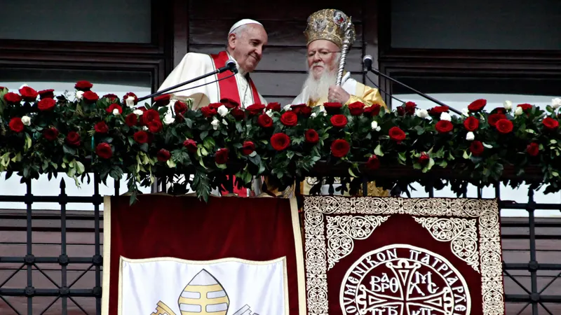 O Papa Francisco com o líder espiritual dos cristãos ortodoxos, patriarca Bartolomeu I.&nbsp; Foto Shutterstock