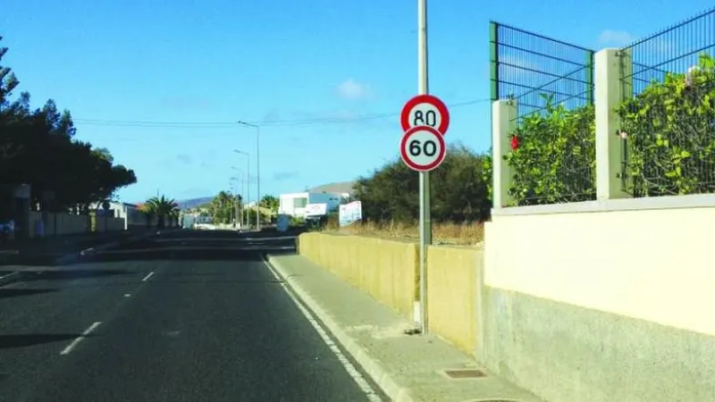 A fotografia foi tirada por Pedro Castro no Campo de Baixo, na ilha do Porto Santo. “Afinal em que é ficamos?!”