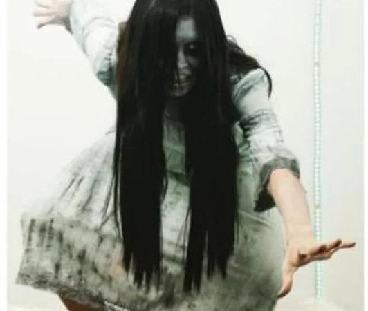 Sara Sampaio na pele de Samara, personagem do filme de terror ‘The Ring’