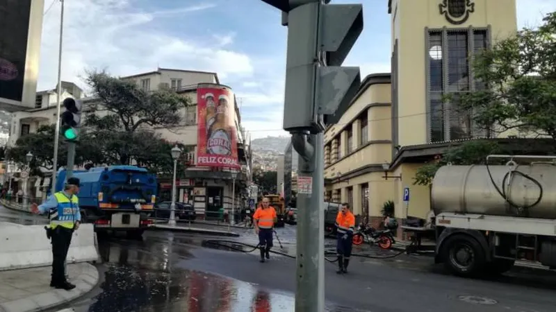 Trabalhos de limpeza junto ao Mercado dos Lavradores após mais uma Noite do Mercado.