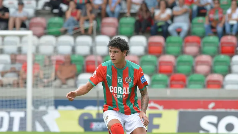Marco Cruz rende o castigado Raphael Guzzo no onze inicial do Marítimo.