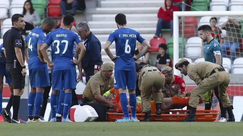 Momento da saída de Jhonatan do jogo para o Hospital.   Foto HOMEM DE GOUVEIA/LUSA