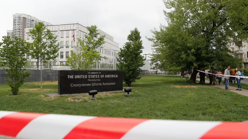 Os Estados Unidos anunciaram a redução do staff não essencial na embaixada e retirada das famílias dos funcionários na Ucrânia.&nbsp; &nbsp;Foto&nbsp;EPA/SERGEY DOLZHENKO