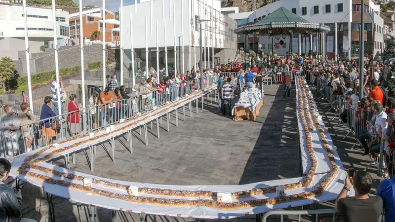Depois de dois anos de interregno, devido à situação pandémica a Câmara Municipal de Câmara de Lobos volta a partilhar com a população o Mega Bolo-Rei