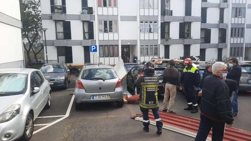 Bombeiros e Protecção Civil Municipal já estão no local a acompanhar a situação.&nbsp;