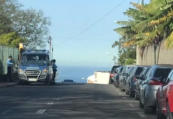 A PSP está a assegurar as condições de segurança no local.