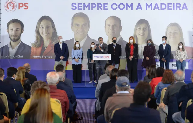 Os cartazes de PS e PSD motivaram troca de 'galhardetes' entre Pedro Coelho e Miguel Silva Gouveia.