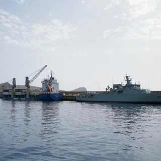 NRP Setúbal, em primeiro plano, e NRP Mondego, ao fundo, no Porto do Caniçal