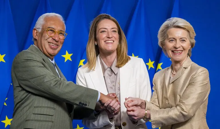 António Costa, presidente do Conselho Europeu, Roberta Metsola, presidente do Parlamento Europeu, e Ursula Von Der Leyen, presidente da Comissão Europeia.&nbsp; Foto DR/PE