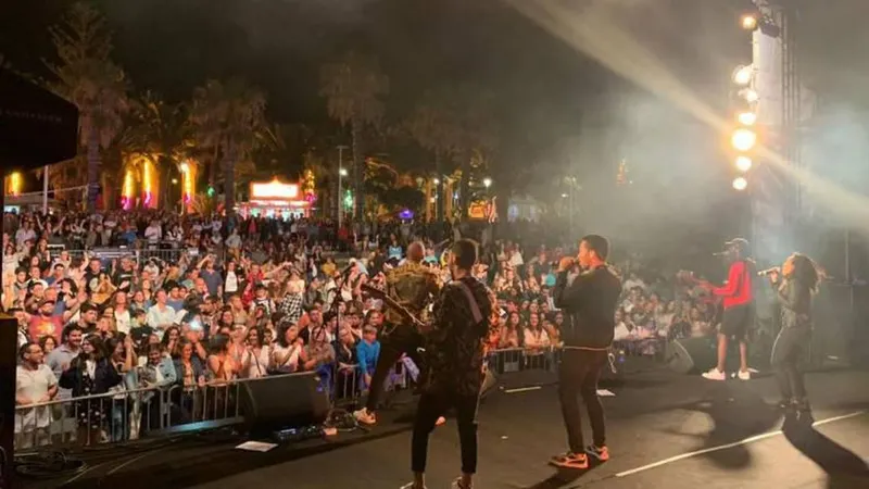 Praça do Barqueiro cheia para  ouvir HMB.