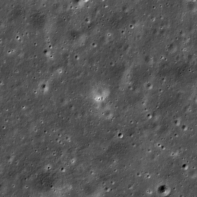 A sonda Chang'e-6 é o pontinho mais claro, ao centro da foto, na face oculta da Lua.