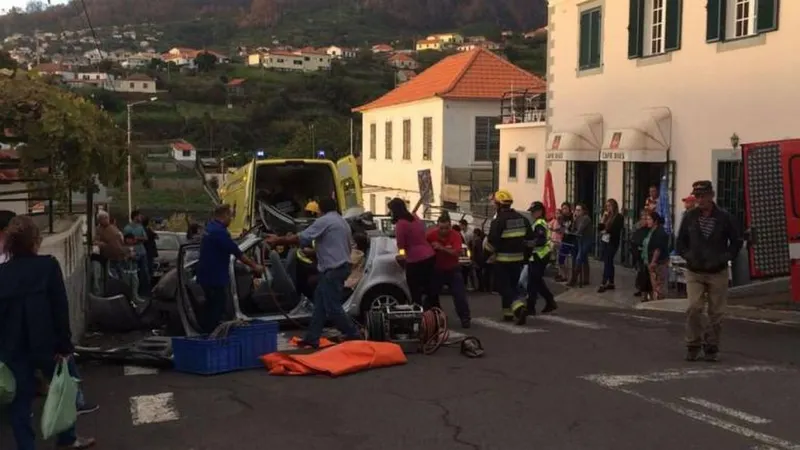 Uma das ocupantes da viatura teve de ser desencarcerada pelos bombeiros.  Foto António Dias
