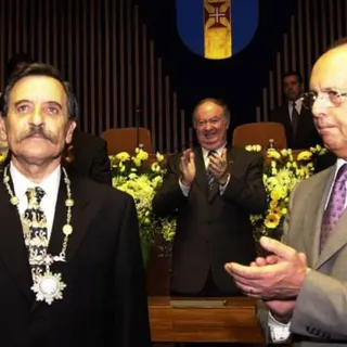 Em 2001, nos 25 anos da instalação da ALM é condecorado.