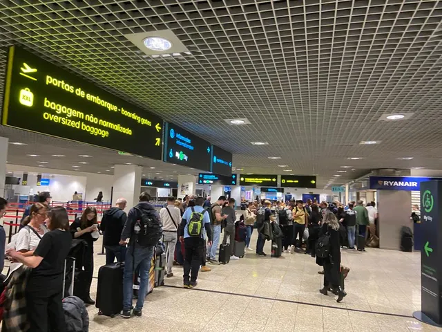 Passageiros à espera para embarcar no Aeroporto Internacional da Madeira.