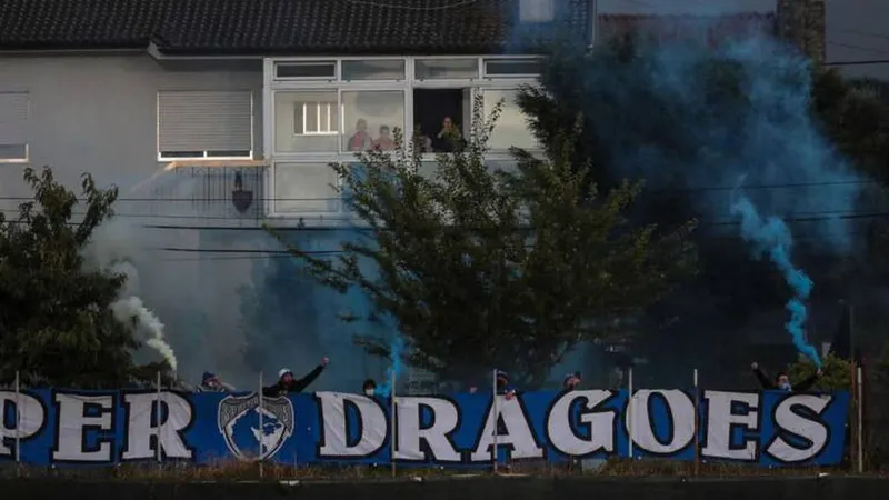 O Clube Desportivo das Aves recebeu esta noite o Futebol Clube do Porto, em jogo a contar para a 27ª jornada da I Liga 2019/2020. Os adeptos do FC Porto estiveram no exterior do estádio. Fotos Global Imagens, Lusa e EPA