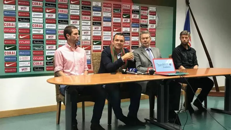 Novo treinador verde-rubro foi apresentado esta manhã, em Santo António.  Foto Hélder Santos/ASPRESS