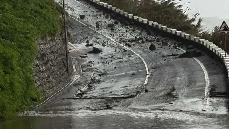 Queda de pedras voltou a condicionar circulação naquela via estrutante para o concelho do Porto Moniz.&nbsp;