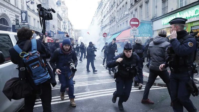 Confrontos entre protestantes e a polícia francesa após a conferência de imprensa do ministro Gerald Darmanin<br>