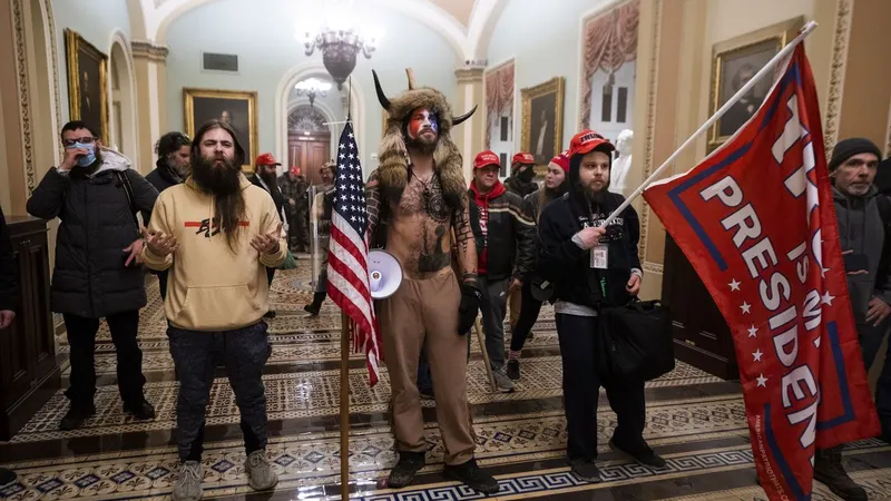 Após o ataque ao Capitólio, a Câmara de Washington quer evitar problemas na posse do novo presidente. FOTO&nbsp;JIM LO SCALZO/EPA