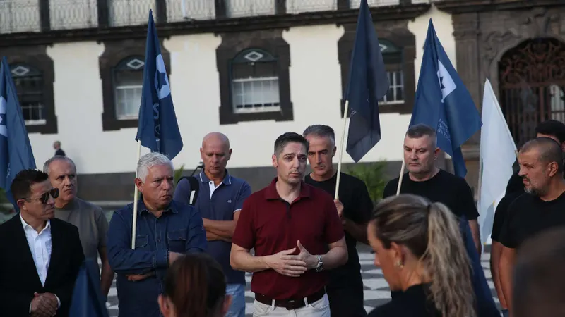 Manifestações têm percorrido várias cidades do País, incluíndo no Funchal. Hoje, a concentração acontece em Ponta Delgada.&nbsp;
