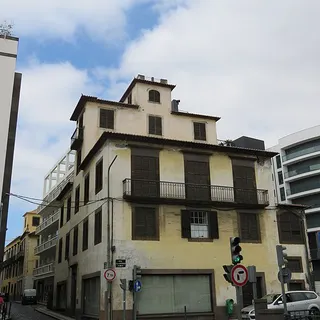 Edifício torreado da rua dos Netos, n.º 77, visto da Ponte Nova. (Atribuição: PESP / Wikimedia CC-BY-SA 4.0)