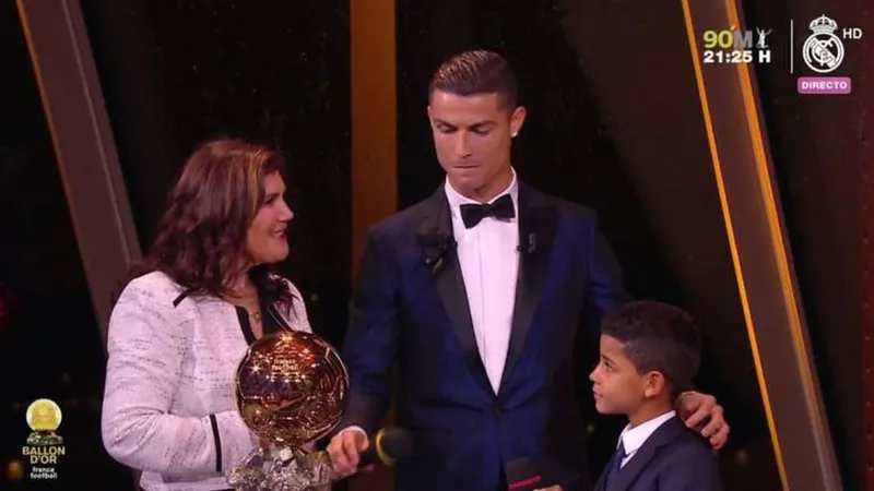 Cristiano Ronaldo Júnior e a mãe de CR7 festejaram desde logo o melhor jogador do Mundo de 2017.