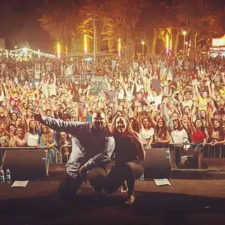 Matay publicou esta foto no Facebook com uma mensagem de agradecimento.