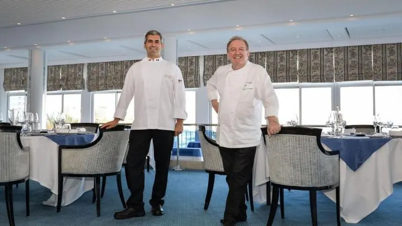 Os chefes Luís Pestana e Joachim Koerper, no restaurante William do Belmond Reid’s Palace. Foto DR