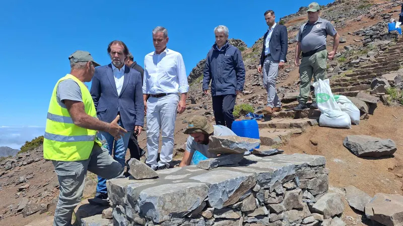 Miguel Albuquerque visitou, esta terça-feira, as obras que decorrem na vereda do Pico do Areeiro.&nbsp;