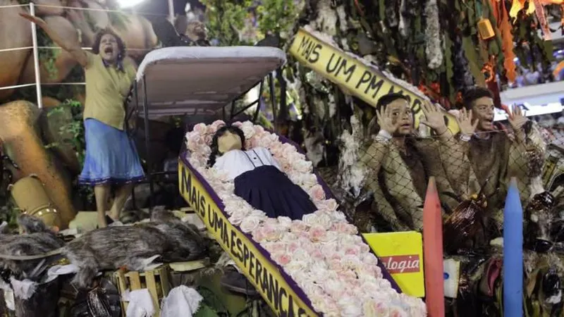 No seu desfile a escola Beija Flor reproduziu cenas grotescas da vida quotidiana de milhões de pessoas. FOTO AP
