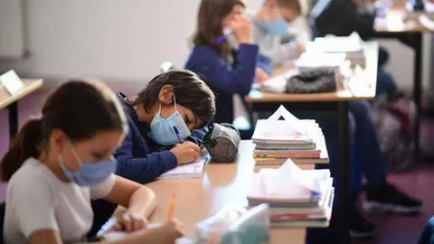 Entre os novos infectados estão 23 alunos/crianças. 