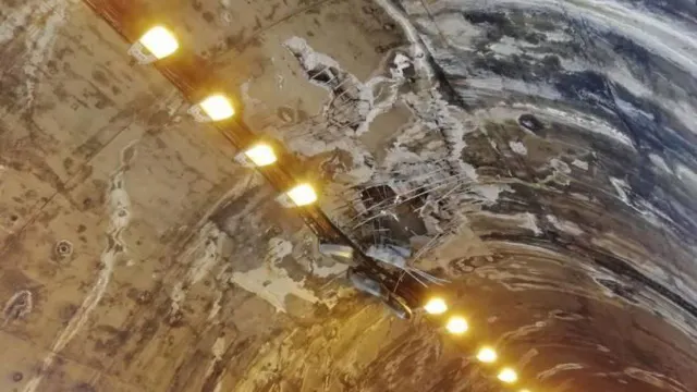 Estado em que se encontrava a abóbada do túnel após a derrocada que motivou, posteriormente, a intervenção dos rocheiros. Fotos DR