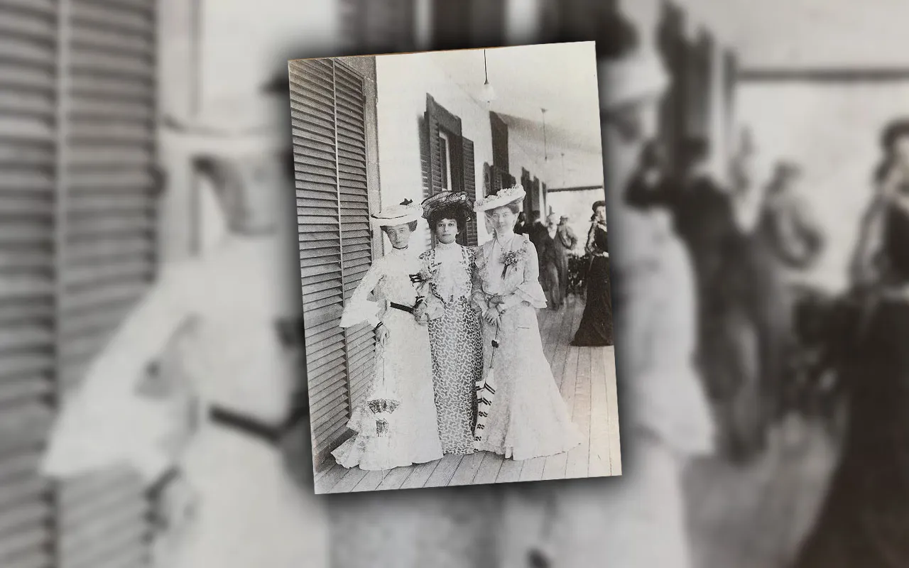 Senhoras Sauvaire da Câmara, com uma amiga, Mrs. Robert Thridgould, no Palácio Torre Bela. cerca de 1900, photographia Vicentes.<br>