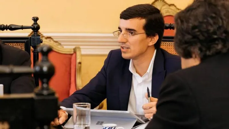 O vereador João Pedro Vieira foi o porta-voz das resoluções tomadas na reunião de Câmara de hoje.