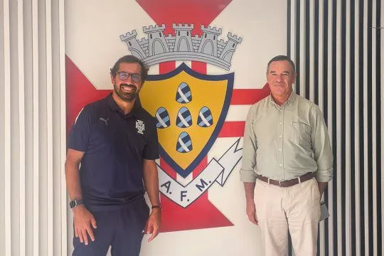 Óscar Tojo (à esquerda) já esteve na Madeira, a 18 de Junho, onde reuniu com&nbsp;Humberto Fernandes, director técnico regional da AF Madeira