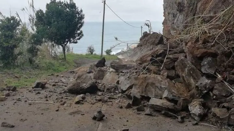 A mais recente derrocada ocorreu no acesso ao Jardim do Mar pelo Estreito da Calheta.   Foto DR